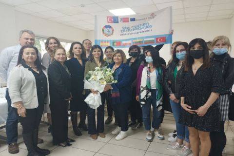 “21st Century Entrepreneurs” Erasmus Projesi kapsamında İspanya, Portekiz, Polanya, Litvanya, Bulgaristan’dan gelen öğrenciler ile girişimcilik kazanımının arttırılması amacıyla etkinlik düzenlendi.